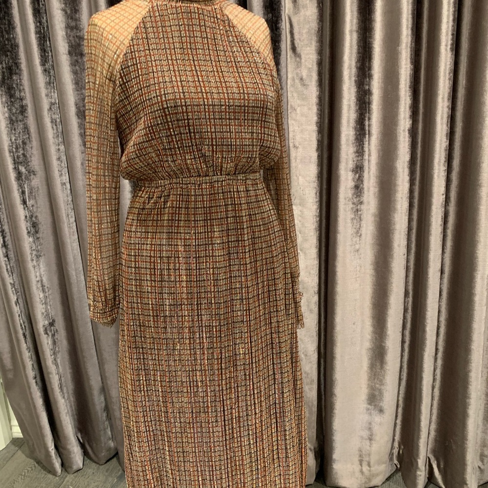 This is a very elegant dress with a beautiful spark.